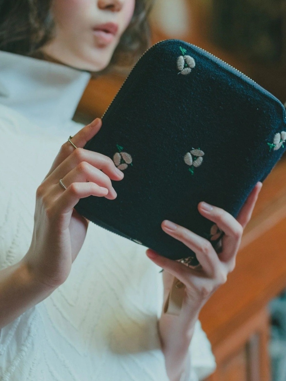 Hobonichi A6 Mina Perhonen 'Ohayo' Zip Cover - Picture 4 of 9
